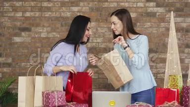 两个女朋友互相展示他们的购买，黑色星期五概念。